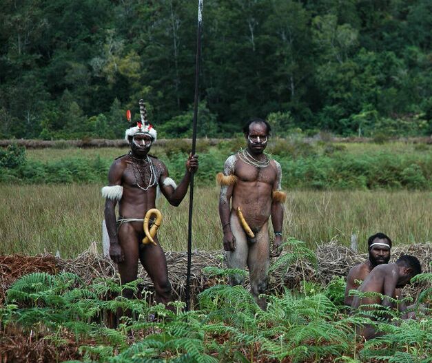 mga aborigine na may pinalaki na mga miyembro